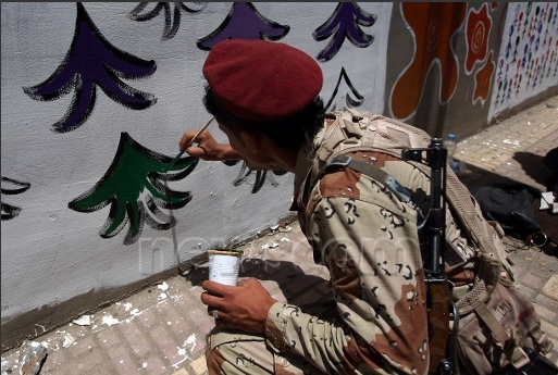 MOHAMMED HUWAISالوكالة الفرنسية جداريات لون جدار شارعك جندي يرسم